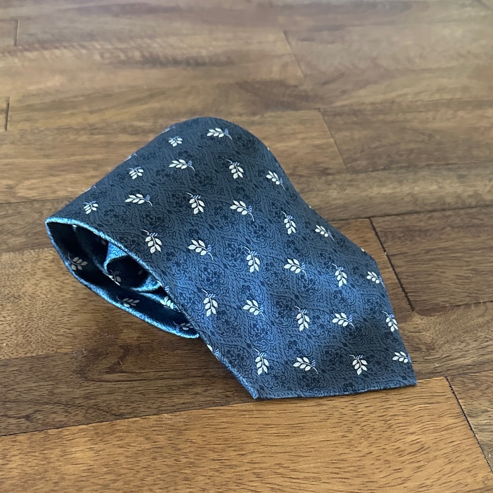 Claiborne, Elegant Blue Patterned Men's Tie